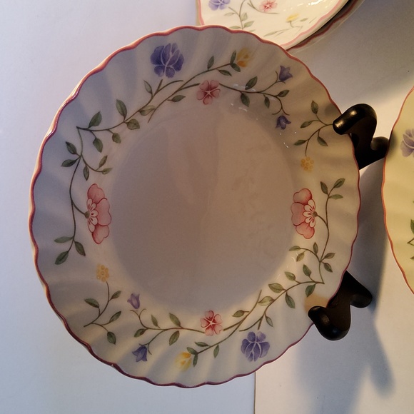Johnson Brothers England lot of five, two cereal bowls and three dessert plates. - Picture 8 of 8